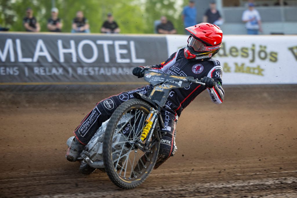 Kumla, SVERIGE - 14 maj 2024 : Indianerna Szymon Wozniak under matchen i speedway i Bauhausligan mellan Indianerna och Dackarna på Glottraskog Arena den 14 maj 2024 i Kumla ( Foto: Emil Särnehed / SarnehedPhoto )  Nyckelord Keywords: Speedway, Bauhausligan, Indianerna, Dackarna, ESS, Elitserien, Elitspeedway, ***Betalbild***