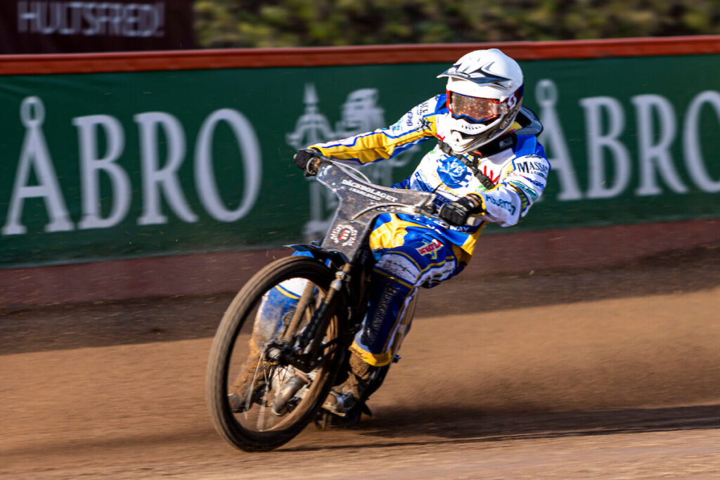 Målilla, SVERIGE - 7 maj 2024:
Piraterna Jonathan Ejnermark  under matchen i BAUHAUS-ligan mellan Dackarna och Piraterna på Skrotfrag Arena den 7 maj i Målilla
( Foto: Peter Holm / SarnehedPhoto )  Nyckelord Keywords: Speedway, BAUHAUS-ligan, Dackarna, Piraterna