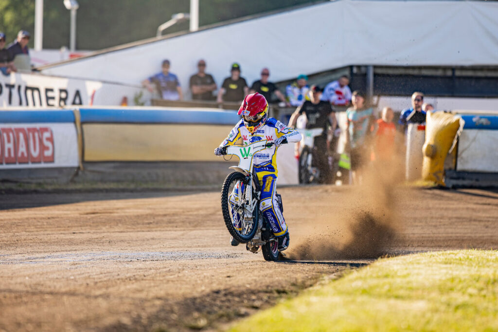 Motala, SVERIGE - 4 juni 2024 : Piraternas Maciej Janowski under matchen i speedway i Bauhausligan mellan Piraterna och Rospiggarna på Skrotanders Arena den 4 juni 2024 i Motala ( Foto: Emil Särnehed / SarnehedPhoto )  Nyckelord Keywords: Speedway, Bauhausligan, Piraterna, Rospiggarna, ESS, Elitserien, Elitspeedway, ***Betalbild***