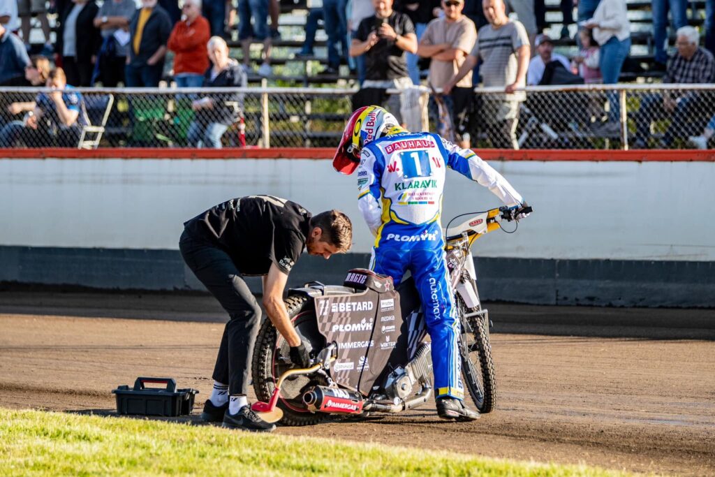 Motala, SVERIGE - 4 juni 2024 : Piraternas Maciej Janowski under matchen i speedway i Bauhausligan mellan Piraterna och Rospiggarna på Skrotanders Arena den 4 juni 2024 i Motala ( Foto: Emil Särnehed / SarnehedPhoto )  Nyckelord Keywords: Speedway, Bauhausligan, Piraterna, Rospiggarna, ESS, Elitserien, Elitspeedway, ***Betalbild***