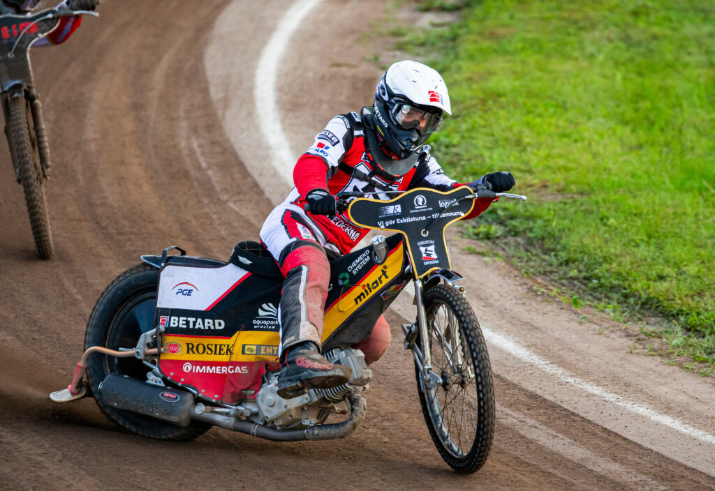 Hallstavik, SVERIGE - 12 August 2021 : Smederna 3 Gleb Chugunov under matchen i Bauhausligan mellan Rospiggarna och Smederna i Credential Arena den 12  August i Hallstavik ( Foto: Emil Särnehed / SarnehedPhoto )  Nyckelord Keywords: Speedway, Bauhausligan, Rospiggarna, Smederna, ESS, hemmamatch, Elitserien, ***Betalbild***