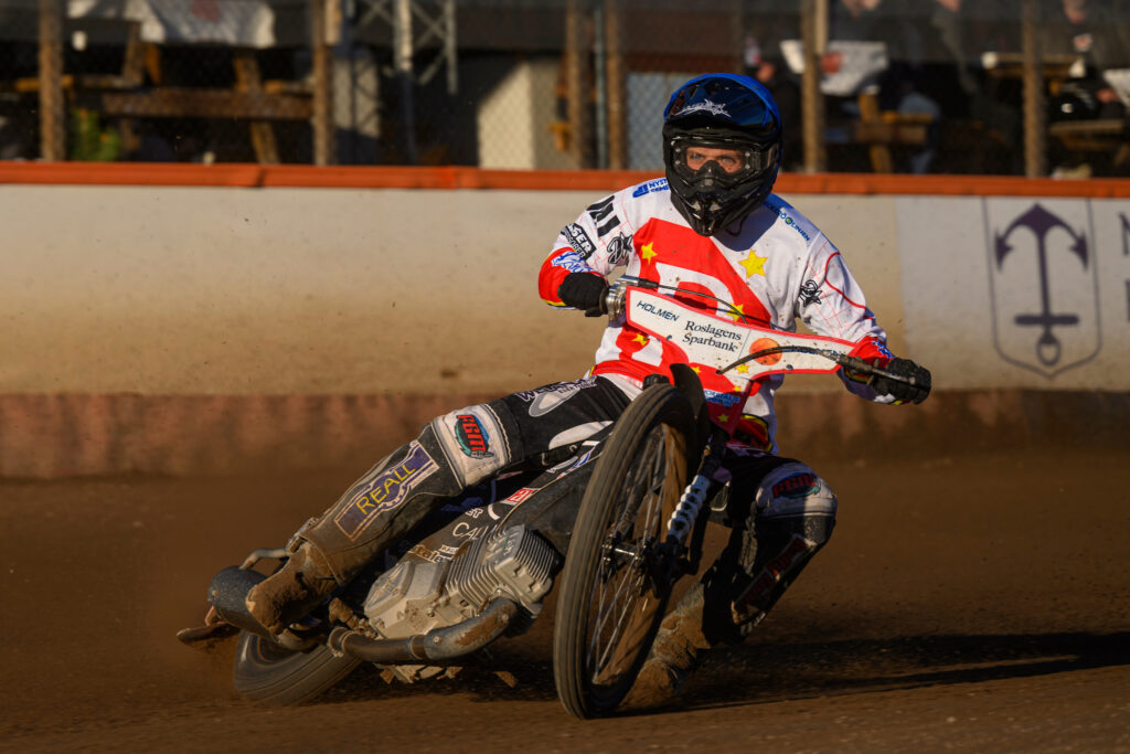Hallstavik, SVERIGE - 7 maj 2024 : Rospiggarna Oskar Polis under matchen i Bauhausligan mellan Rospiggarna och Lejonen på Credentia Arena den 7 maj i Hallstavik ( Foto: Oscar Larsson / SarnehedPhoto )  Nyckelord Keywords: Speedway, Bauhausligan, Rospiggarna, Lejonen, ESS, Elitserien, Elitspeedway, Bauhausligan***Betalbild***