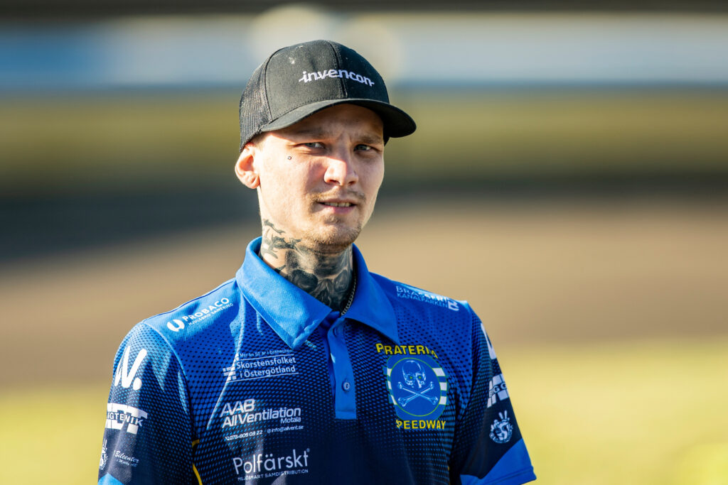 Motala, SVERIGE - 4 juni 2024 : Piraternas Jonathan Ejnermark under matchen i speedway i Bauhausligan mellan Piraterna och Rospiggarna på Dunteberget Arena den 4 juni 2024 i Motala ( Foto: Emil Särnehed / SarnehedPhoto )  Nyckelord Keywords: Speedway, Bauhausligan, Piraterna, Rospiggarna, ESS, Elitserien, Elitspeedway, ***Betalbild***