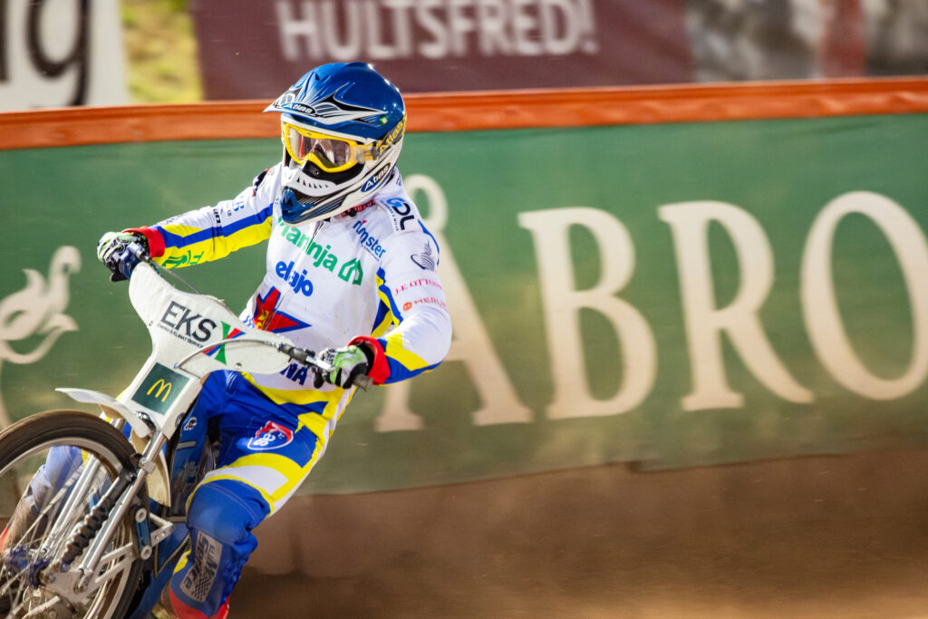 Målilla, SVERIGE - 17 september 2024 : Dackarnas Tomas Jonasson under finalmatchen i speedway i Bauhausligan mellan Dackarna och Lejonen på Skrotfrag Arena den 17 september i Målilla ( Foto: Emil Särnehed / SarnehedPhoto )  Nyckelord Keywords: Speedway, Bauhausligan, Dackarna, Lejonen, ESS, Elitserien, slutspel, Elitspeedway, sm-guld, guld, vinnare, fans, publik, jubel ***Betalbild***