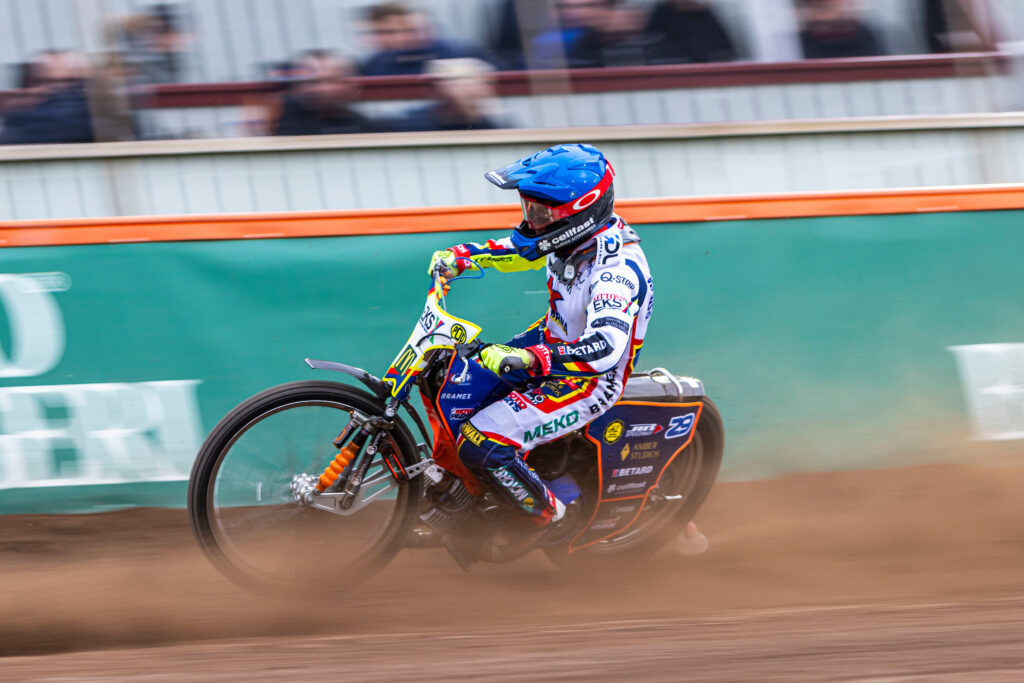 Målilla, SVERIGE - 6 maj 2025:
Dackarna Andzejs Lebedevs  under matchen i BAUHAUS-ligan mellan Dackarna och Lejonen på Skrotfrag Arena den 6 maj i Målilla
( Foto: Peter Holm / SarnehedPhoto )  Nyckelord Keywords: Speedway, BAUHAUS-ligan, Dackarna, Lejonen